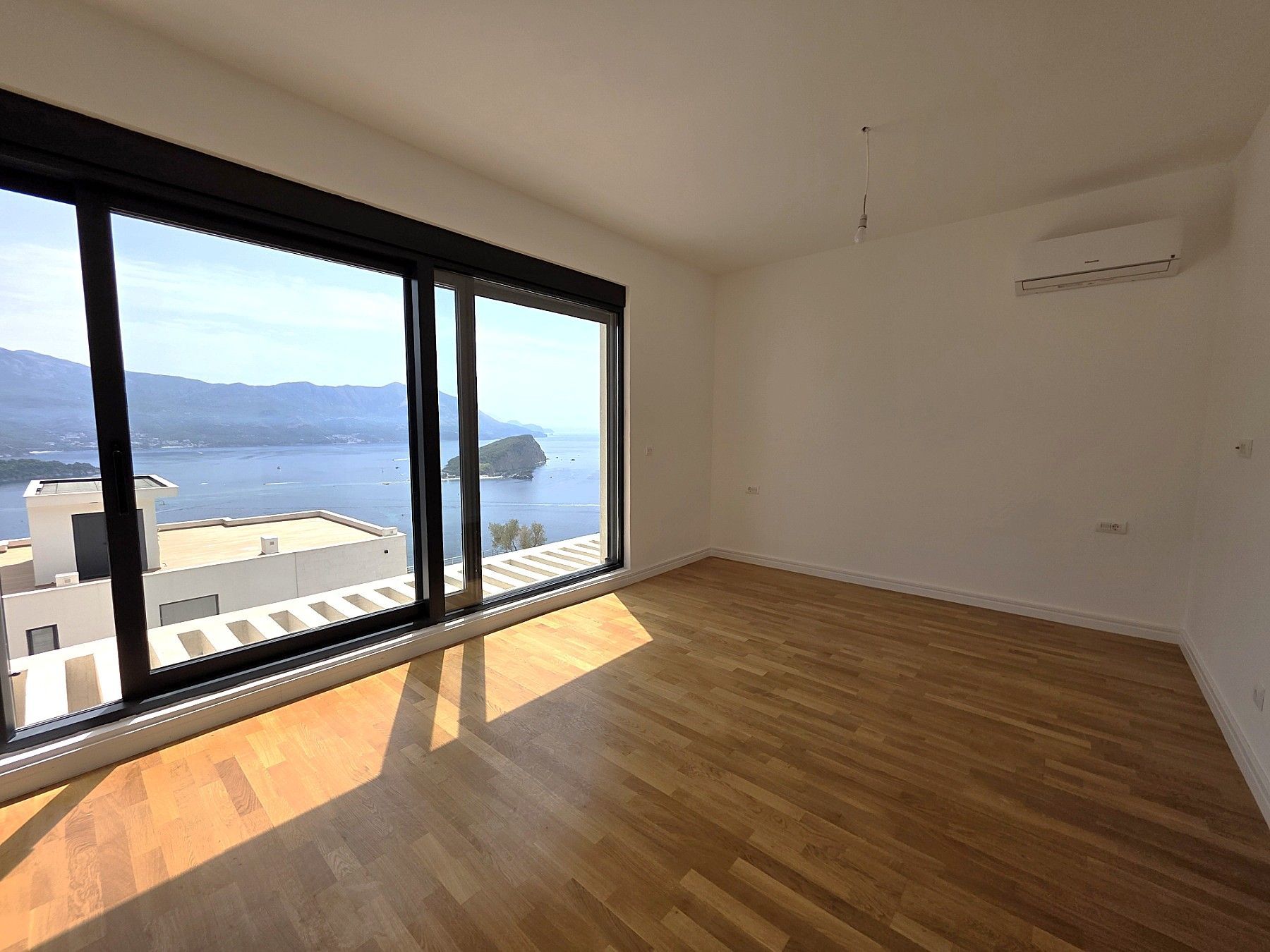 Luksuzna trospratna vila sa bazenom, panoramskim pogledom na more i Stari grad – 184 m², Komoševina, Budva - Amfora Real Estate