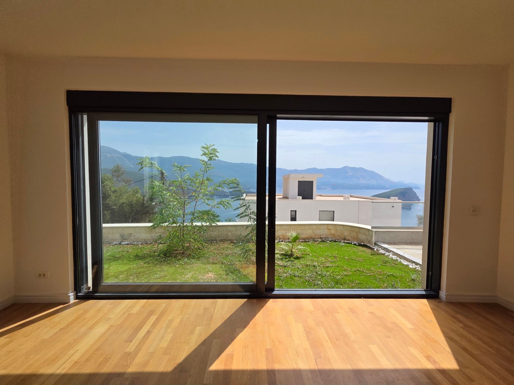 Luksuzna trospratna vila sa bazenom, panoramskim pogledom na more i Stari grad – 184 m², Komoševina, Budva - Amfora Real Estate