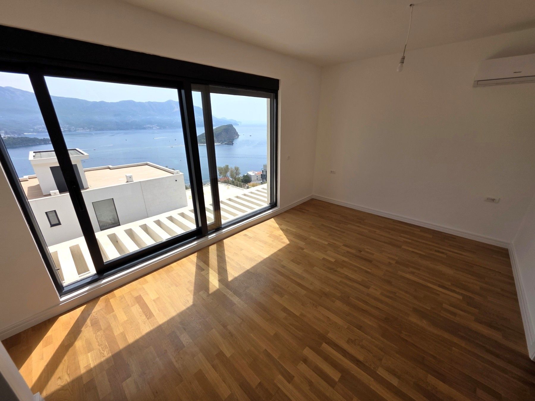 Luksuzna trospratna vila sa bazenom, panoramskim pogledom na more i Stari grad – 184 m², Komoševina, Budva - Amfora Real Estate