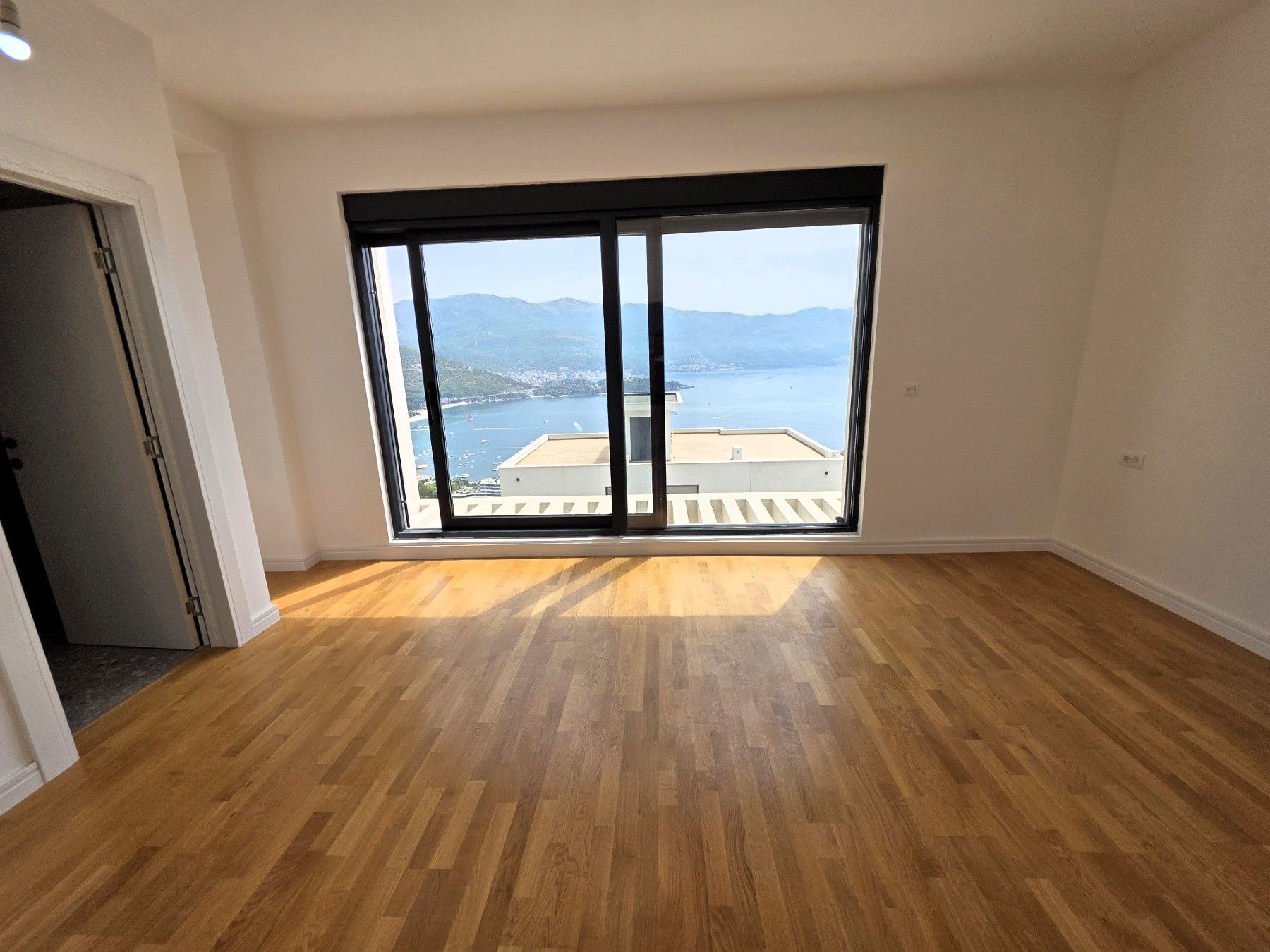 Luksuzna trospratna vila sa bazenom, panoramskim pogledom na more i Stari grad – 184 m², Komoševina, Budva - Amfora Real Estate