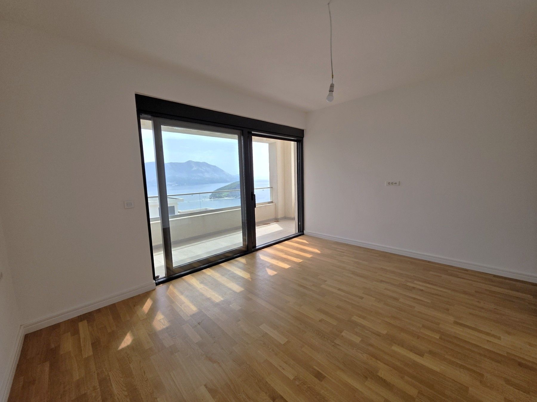 Luksuzna trospratna vila sa bazenom, panoramskim pogledom na more i Stari grad – 184 m², Komoševina, Budva - Amfora Real Estate