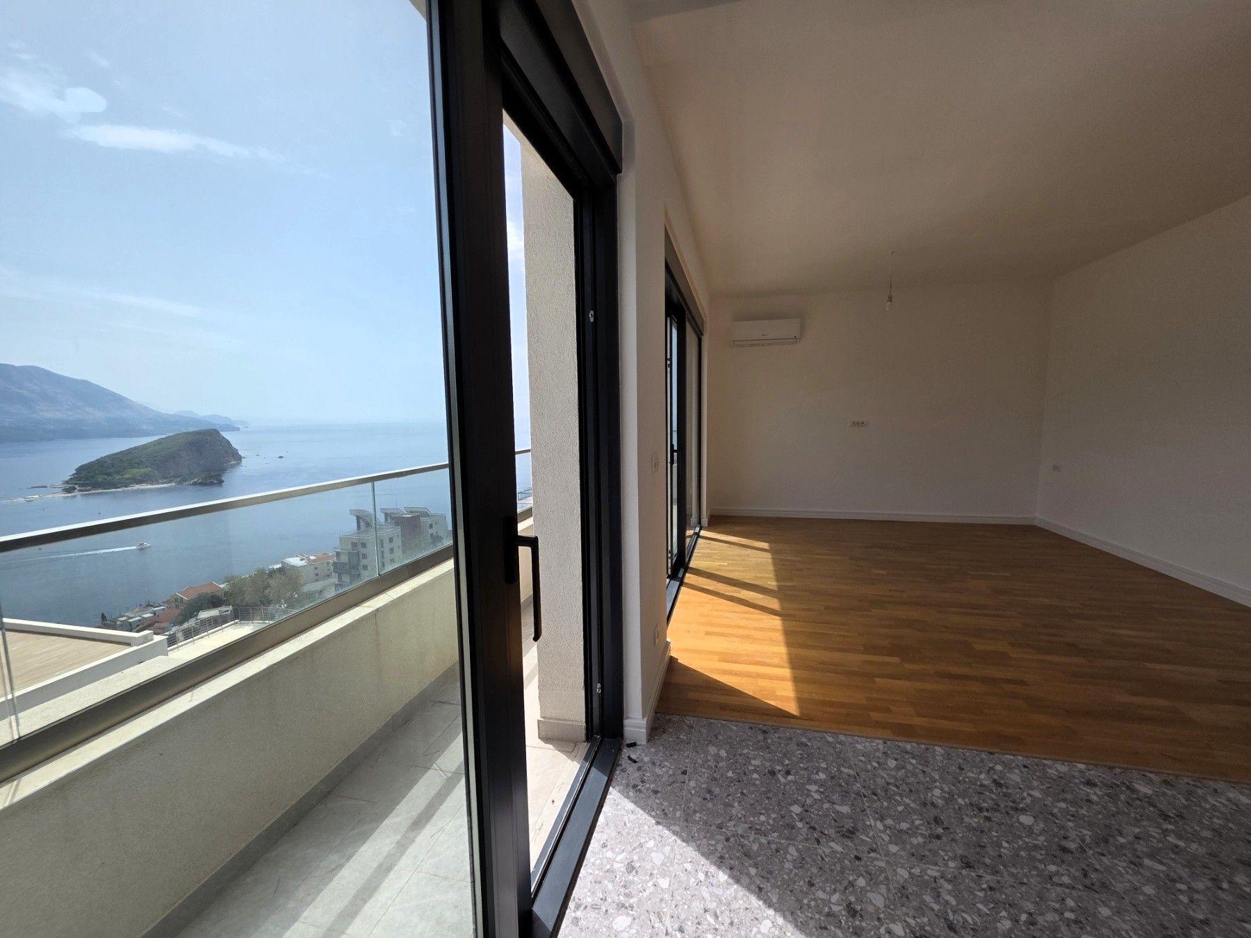 Luksuzna trospratna vila sa bazenom, panoramskim pogledom na more i Stari grad – 184 m², Komoševina, Budva - Amfora Real Estate