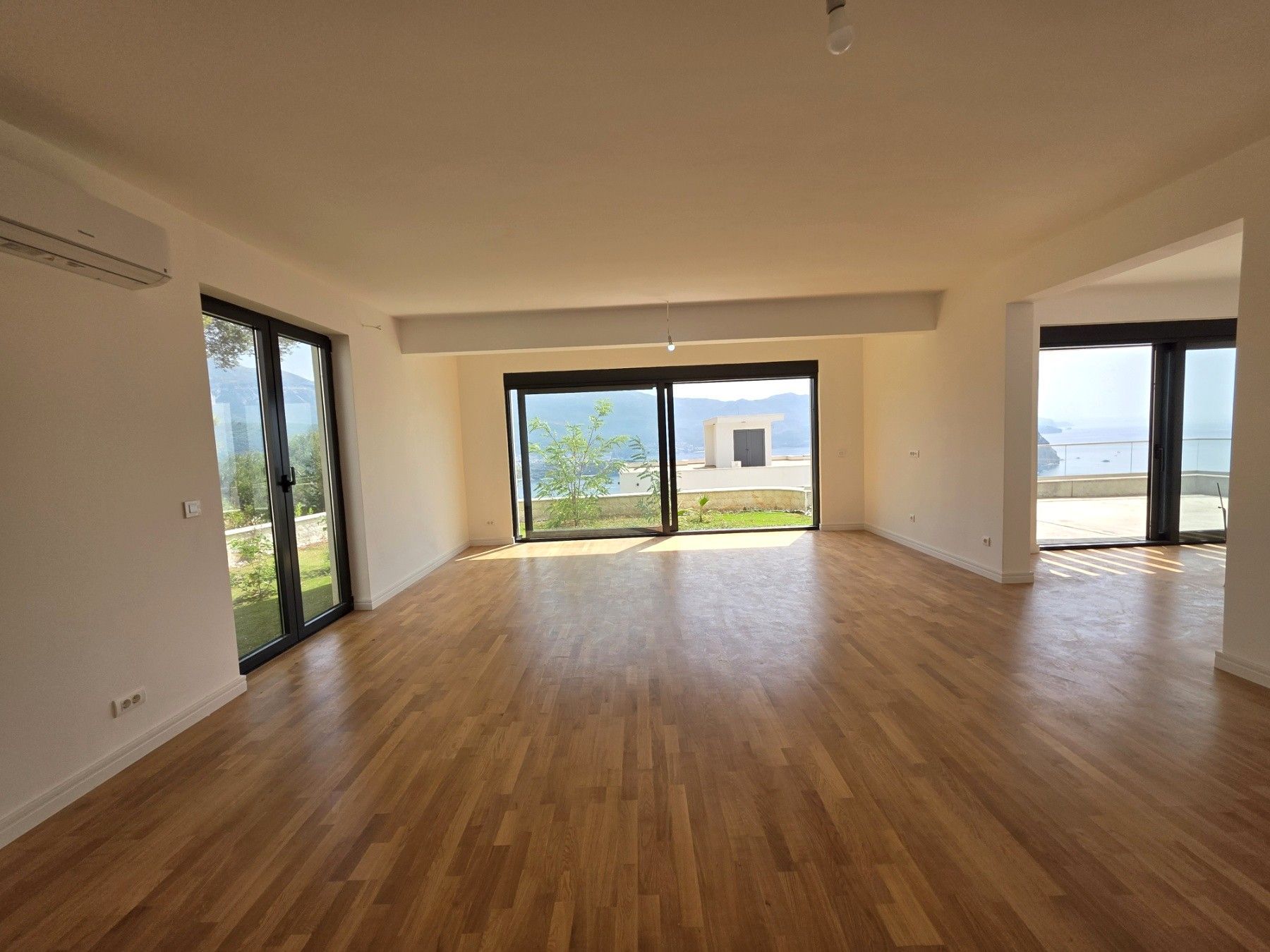 Luksuzna trospratna vila sa bazenom, panoramskim pogledom na more i Stari grad – 184 m², Komoševina, Budva - Amfora Real Estate