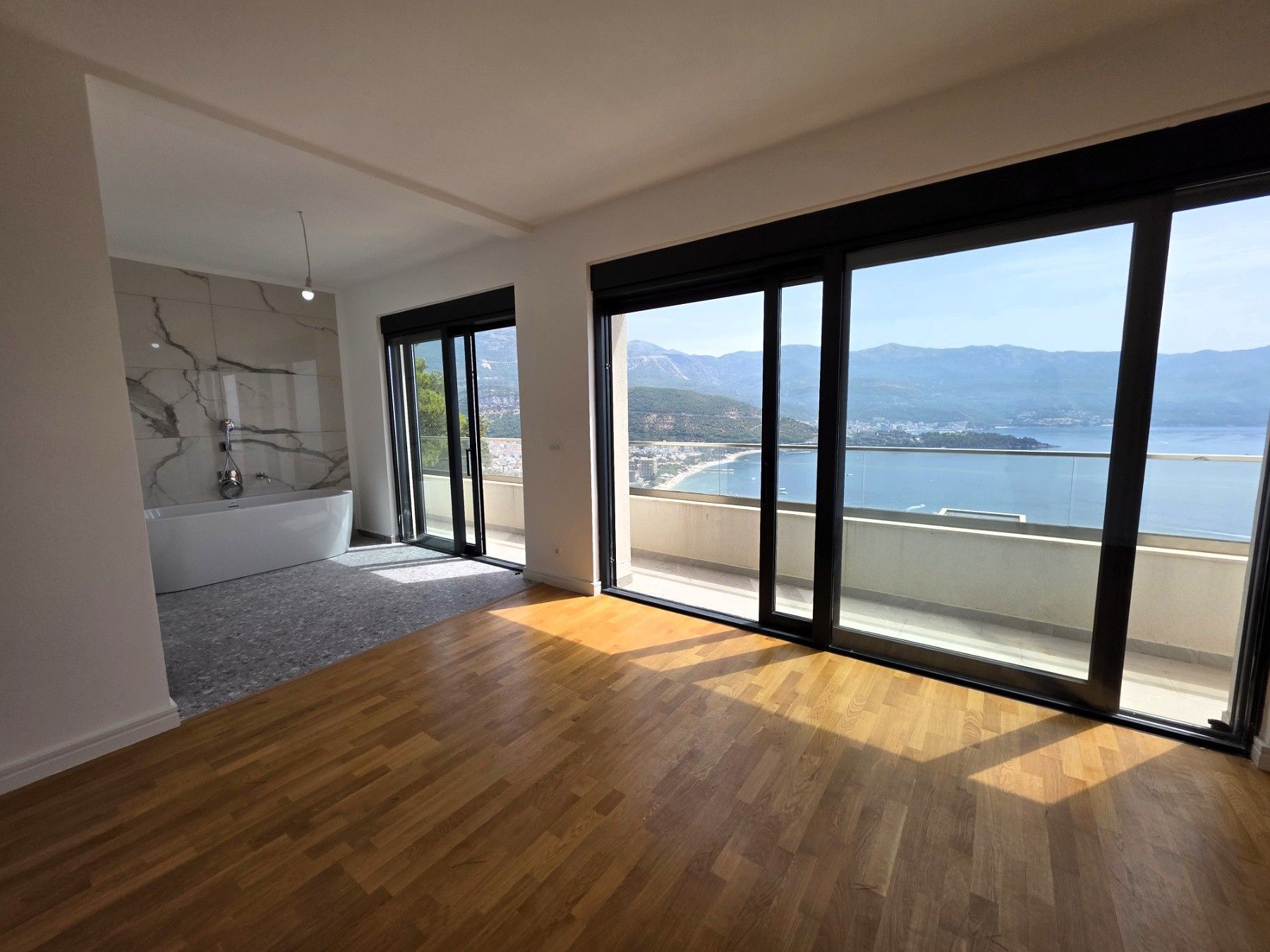 Luksuzna trospratna vila sa bazenom, panoramskim pogledom na more i Stari grad – 184 m², Komoševina, Budva - Amfora Real Estate