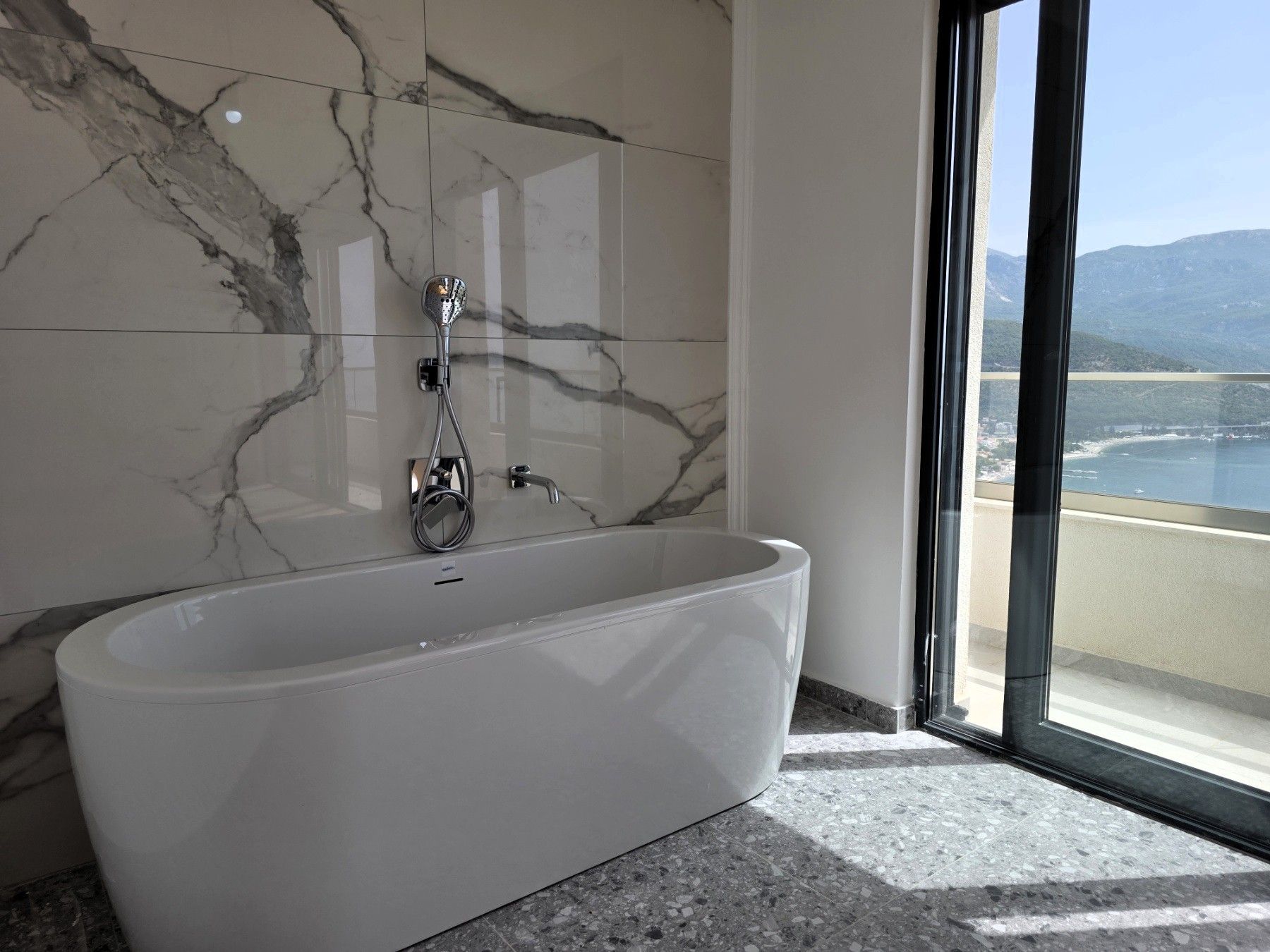 Luksuzna trospratna vila sa bazenom, panoramskim pogledom na more i Stari grad – 184 m², Komoševina, Budva - Amfora Real Estate