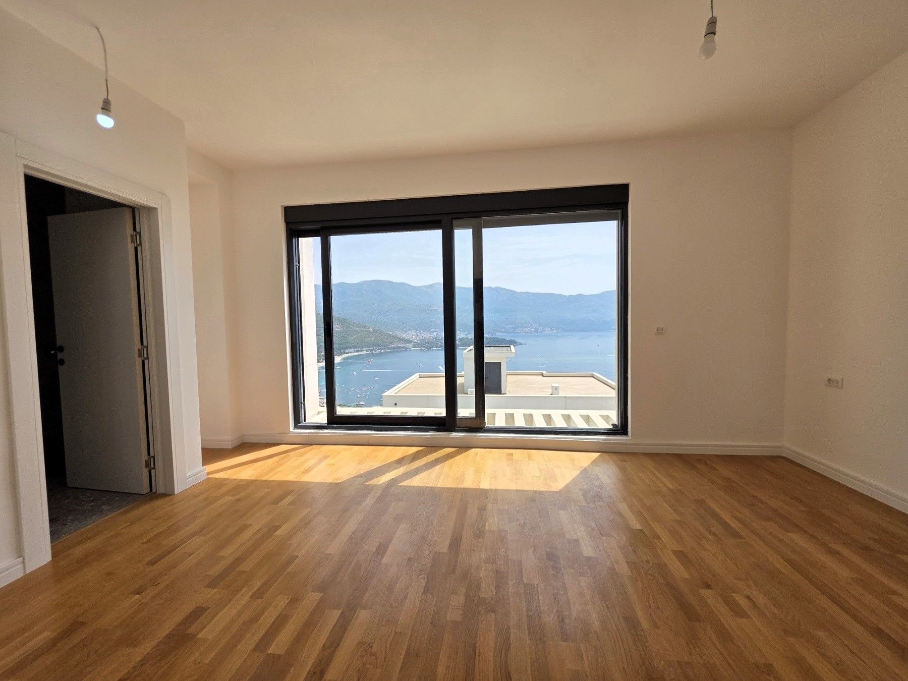 Luksuzna trospratna vila sa bazenom, panoramskim pogledom na more i Stari grad – 184 m², Komoševina, Budva - Amfora Real Estate