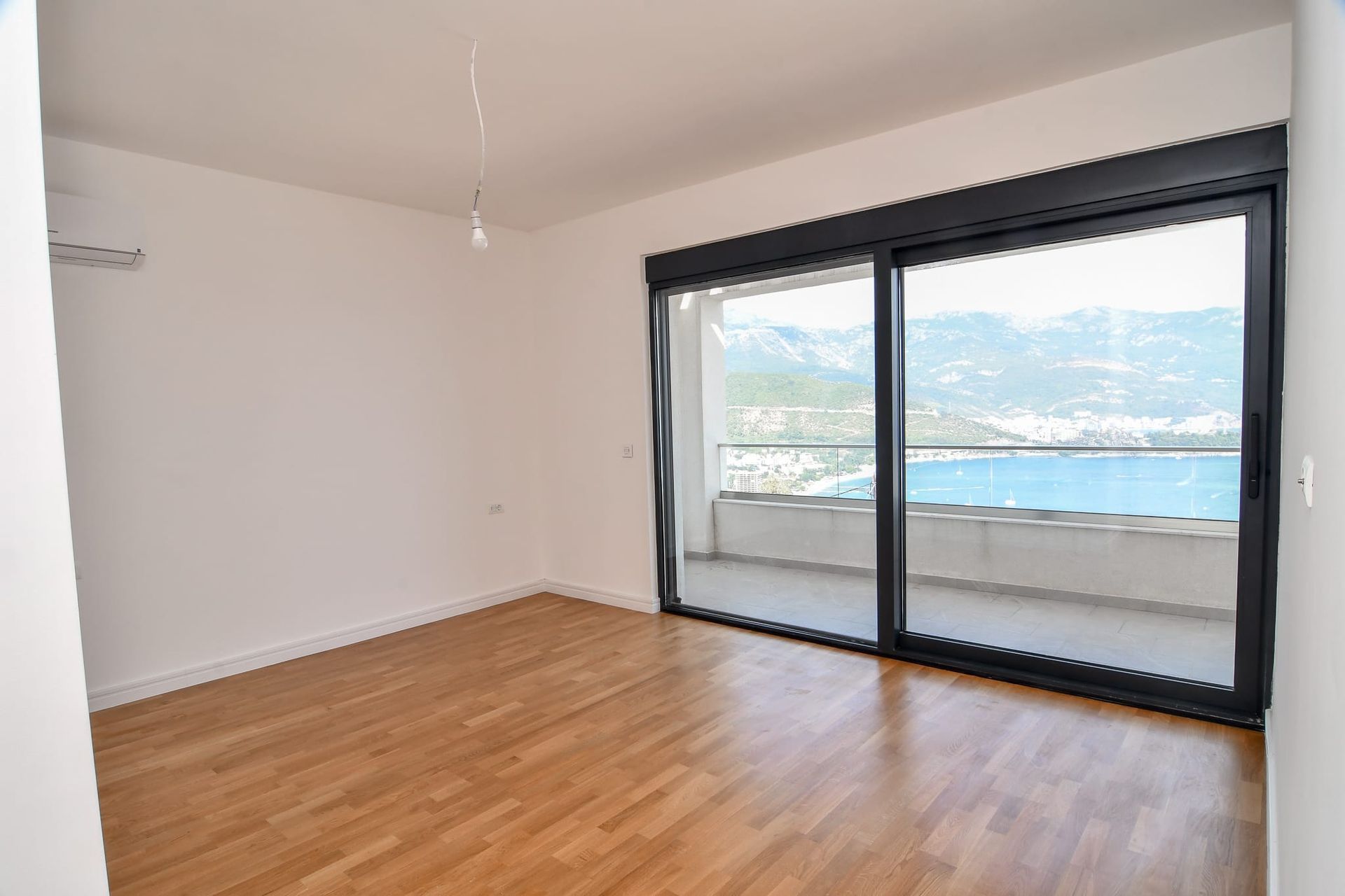 Luksuzna trospratna vila sa bazenom, panoramskim pogledom na more i Stari grad – 184 m², Komoševina, Budva - Amfora Real Estate