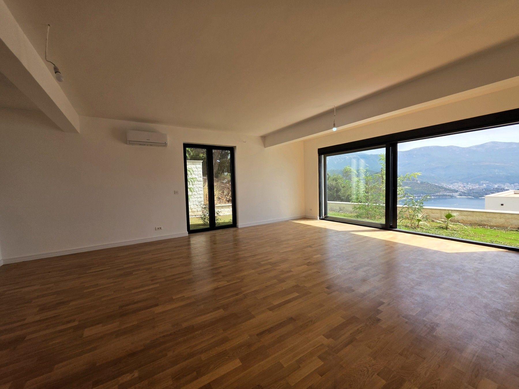 Luksuzna trospratna vila sa bazenom, panoramskim pogledom na more i Stari grad – 184 m², Komoševina, Budva - Amfora Real Estate