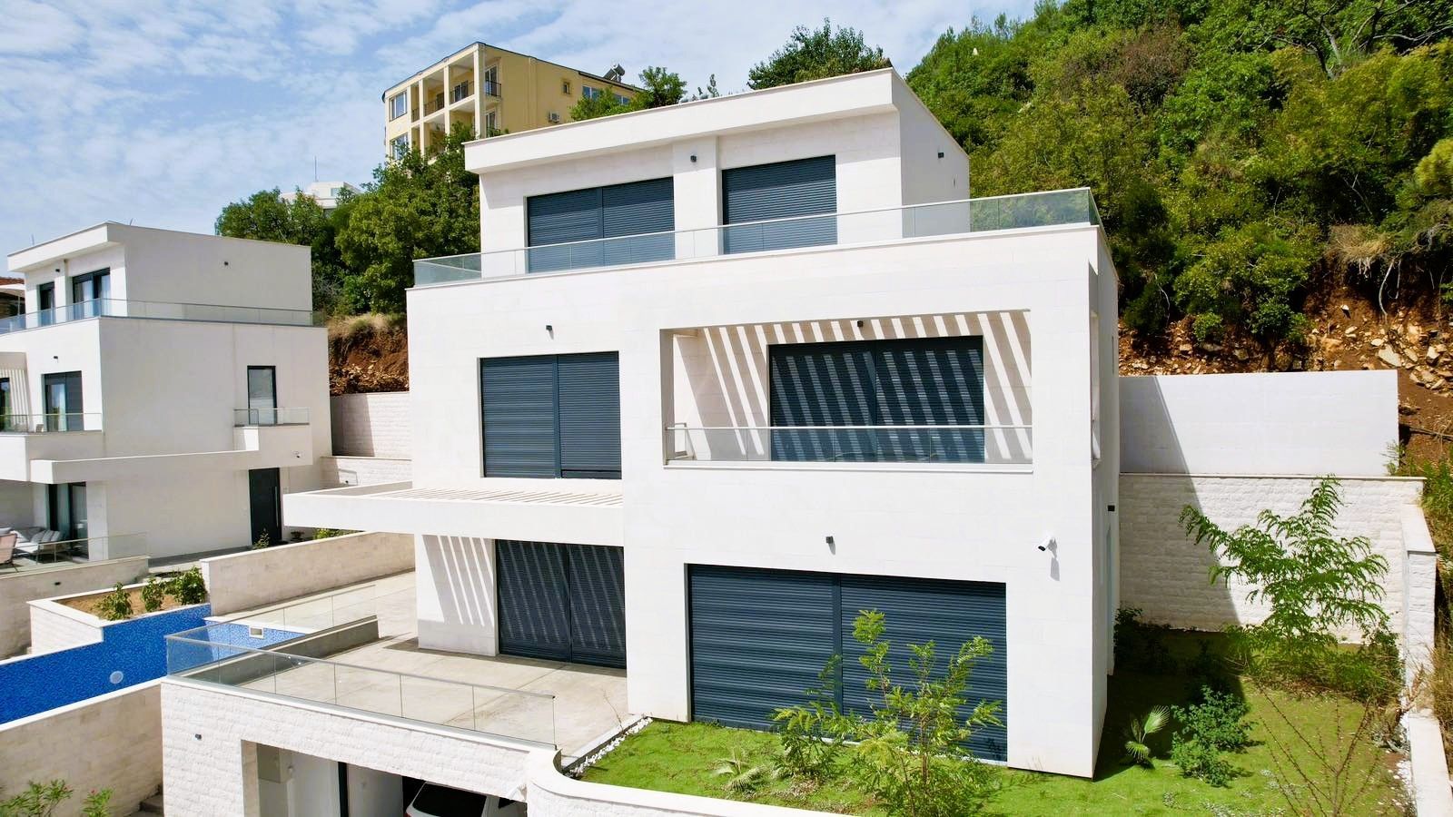 Luksuzna trospratna vila sa bazenom, panoramskim pogledom na more i Stari grad – 184 m², Komoševina, Budva - Amfora Real Estate