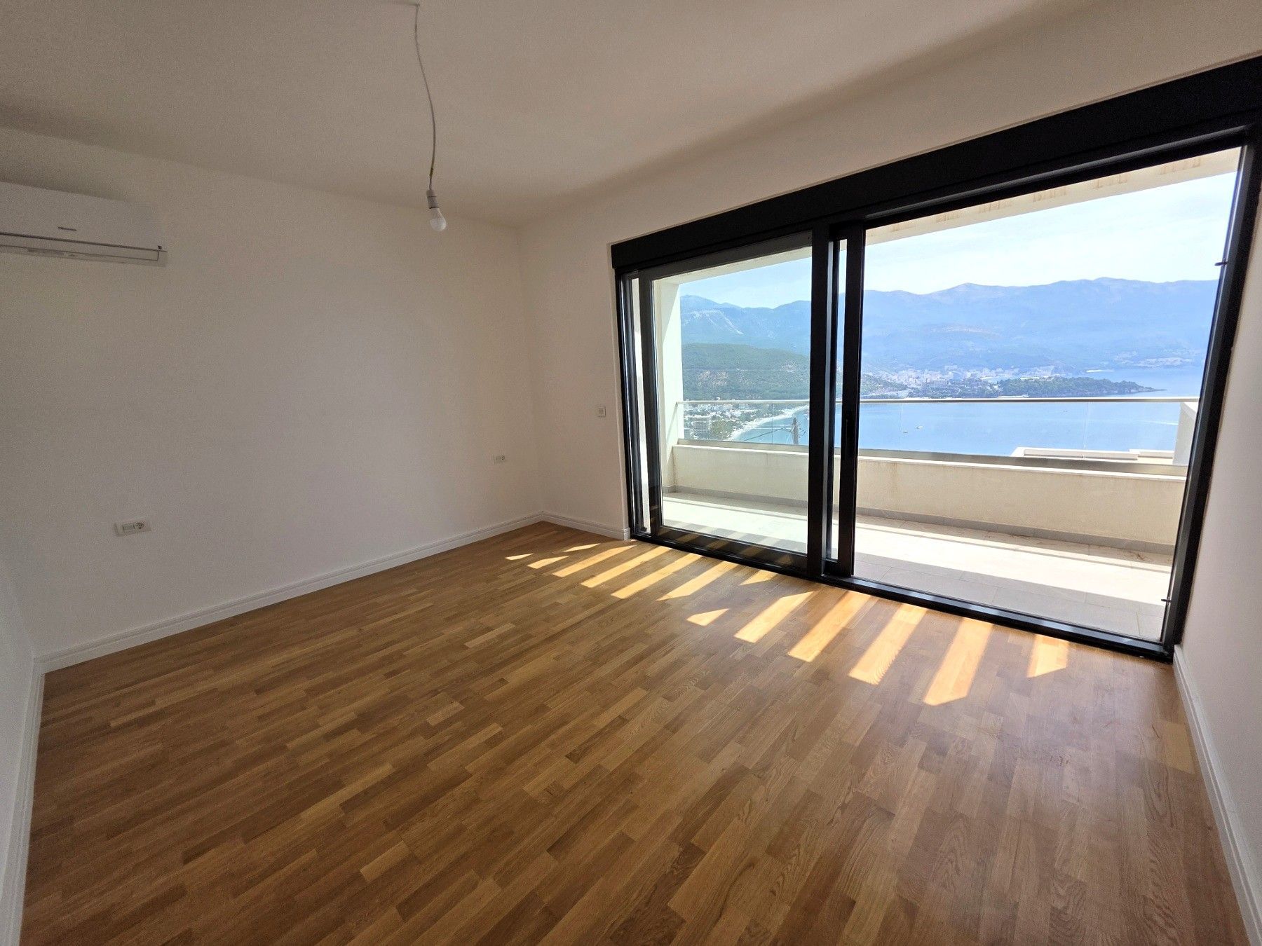 Luksuzna trospratna vila sa bazenom, panoramskim pogledom na more i Stari grad – 184 m², Komoševina, Budva - Amfora Real Estate