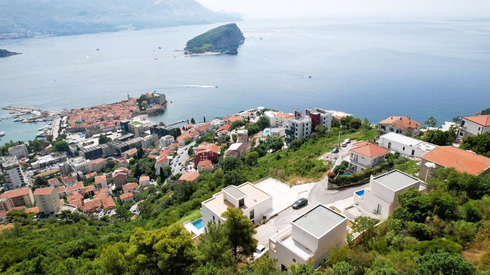 Luksuzna trospratna vila sa bazenom, panoramskim pogledom na more i Stari grad – 184 m², Komoševina, Budva - Amfora Real Estate