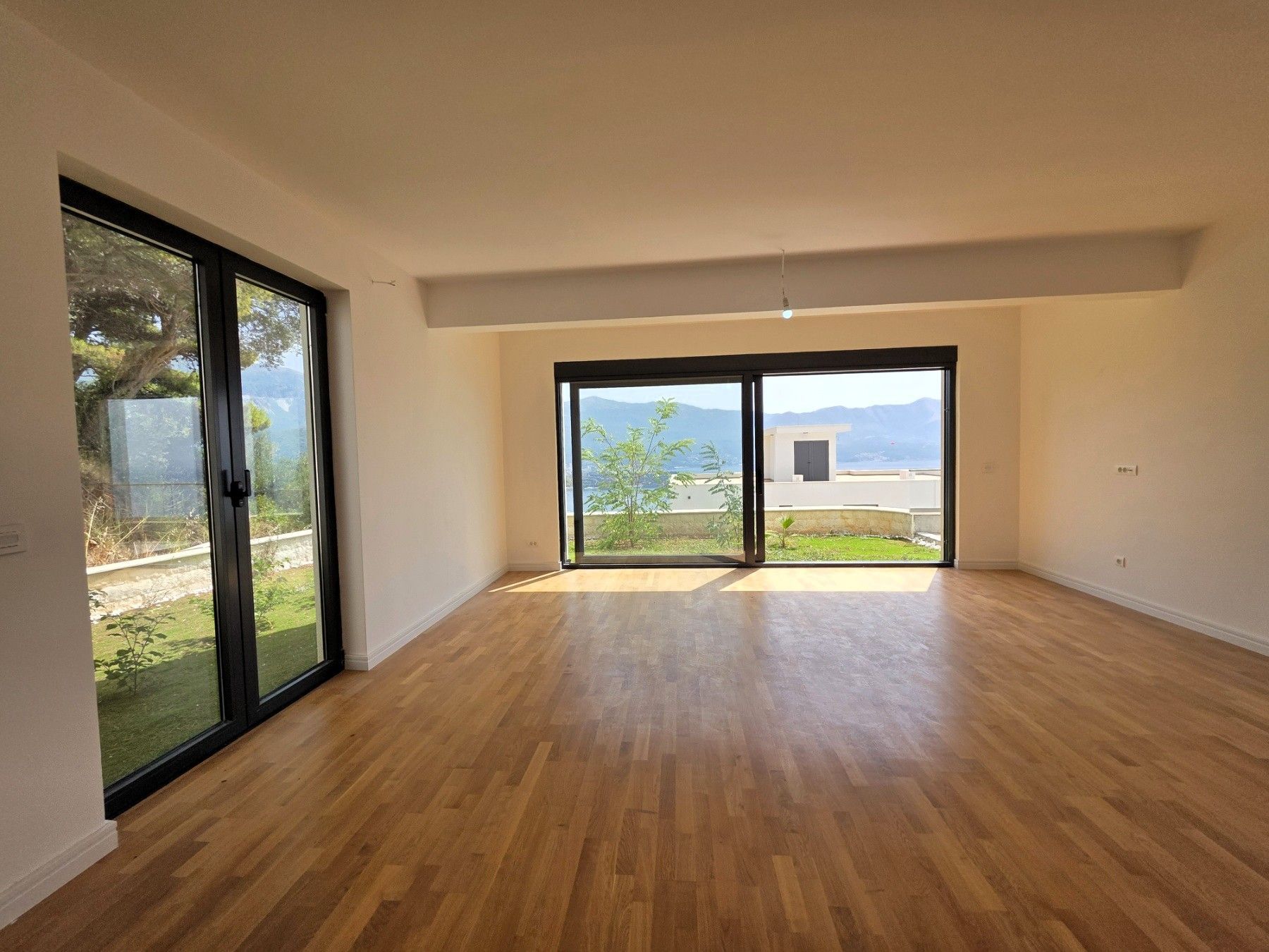 Luksuzna trospratna vila sa bazenom, panoramskim pogledom na more i Stari grad – 184 m², Komoševina, Budva - Amfora Real Estate