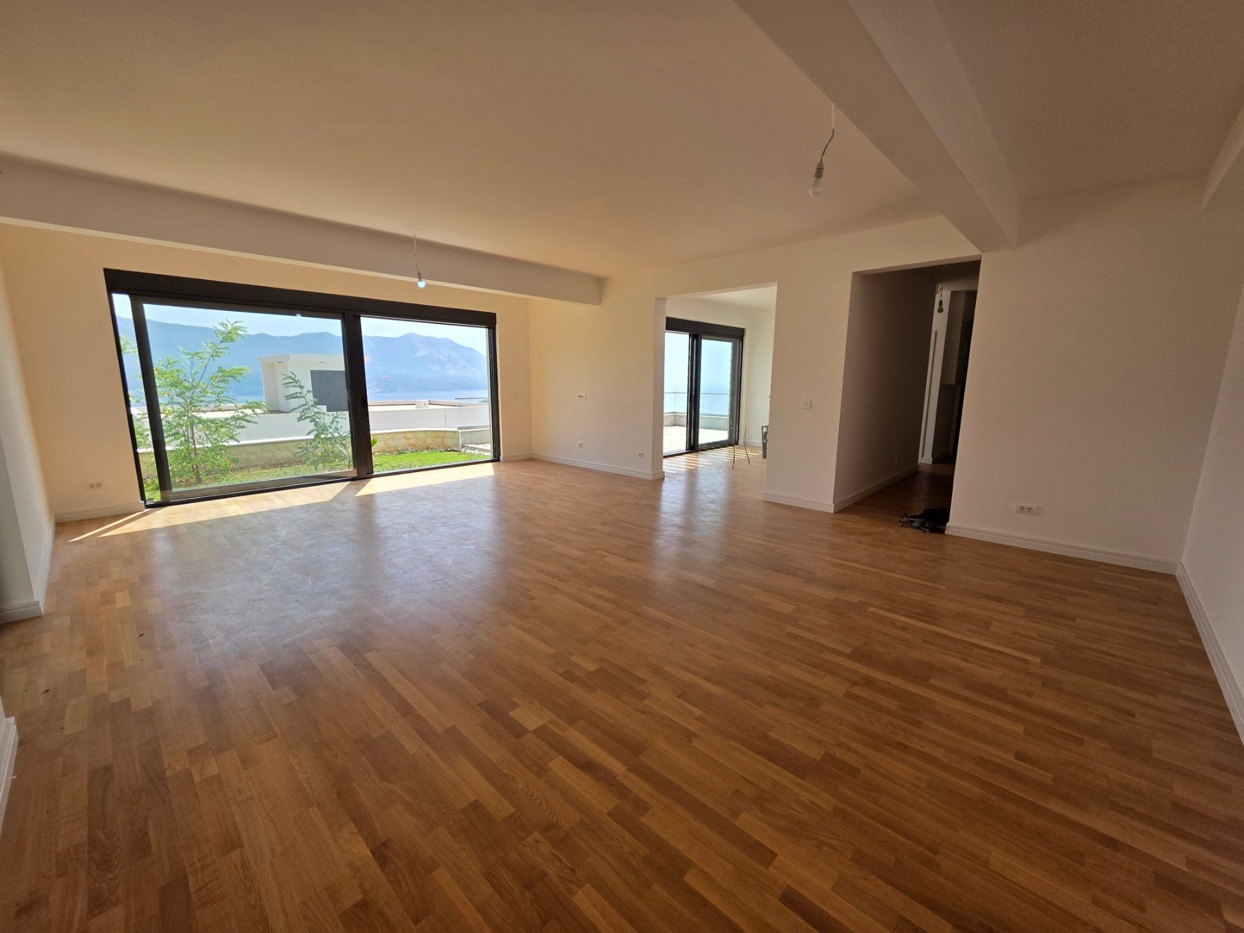 Luksuzna trospratna vila sa bazenom, panoramskim pogledom na more i Stari grad – 184 m², Komoševina, Budva - Amfora Real Estate