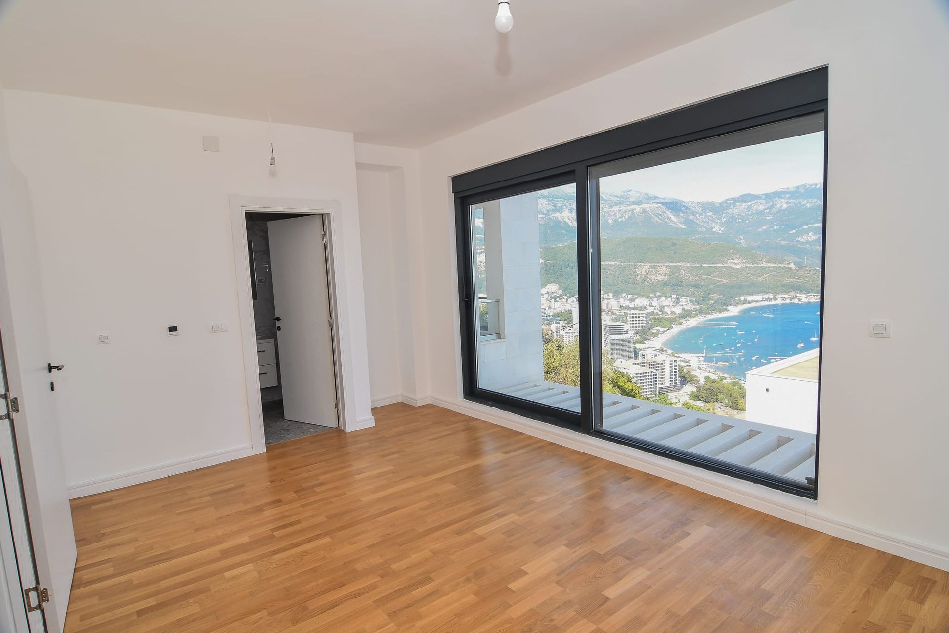 Luksuzna trospratna vila sa bazenom, panoramskim pogledom na more i Stari grad – 184 m², Komoševina, Budva - Amfora Real Estate