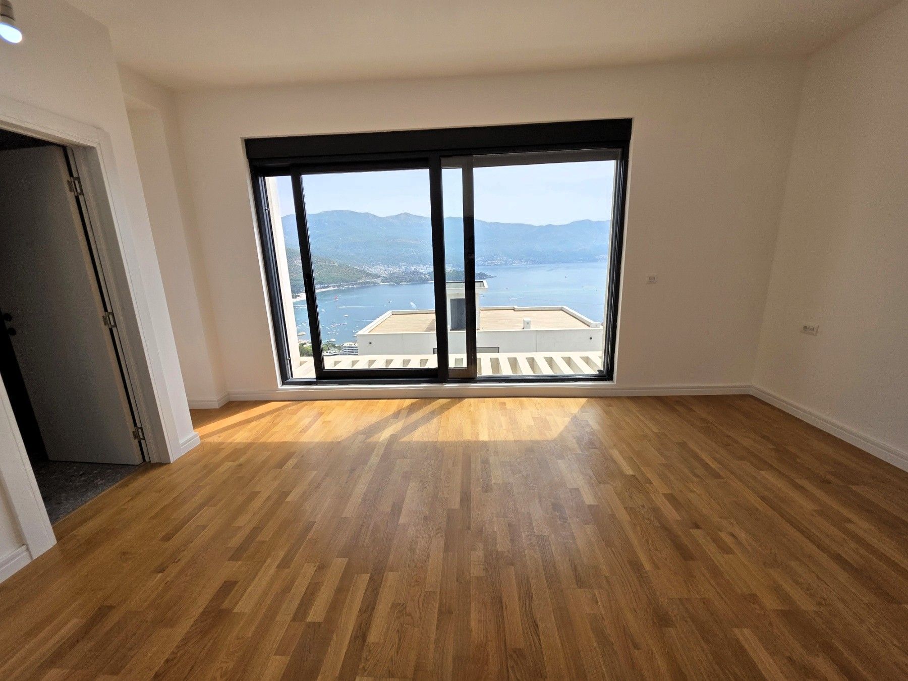 Luksuzna trospratna vila sa bazenom, panoramskim pogledom na more i Stari grad – 184 m², Komoševina, Budva - Amfora Real Estate