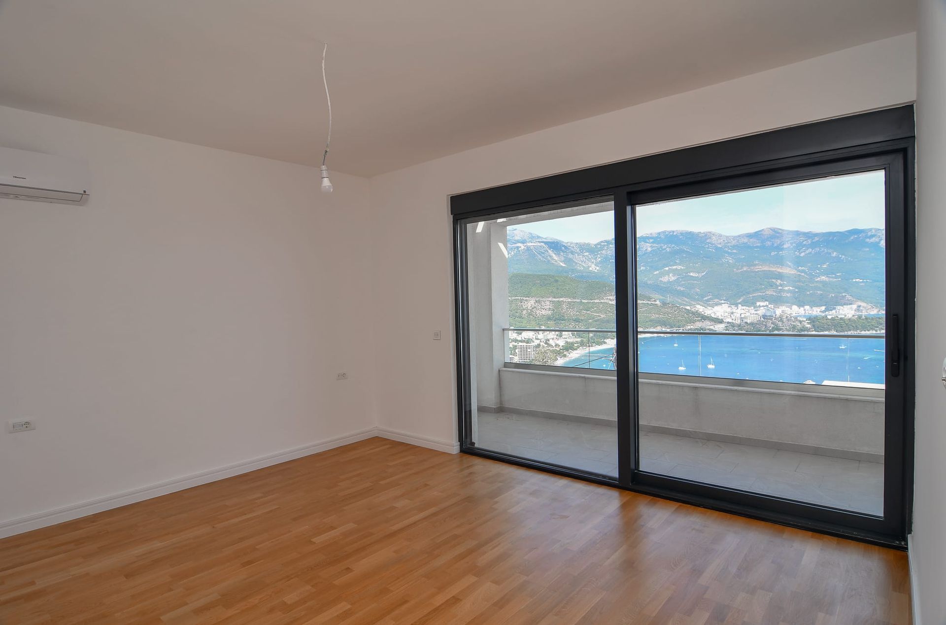 Luksuzna trospratna vila sa bazenom, panoramskim pogledom na more i Stari grad – 184 m², Komoševina, Budva - Amfora Real Estate