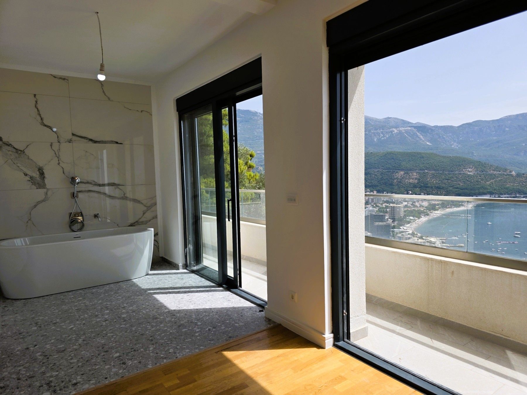 Luksuzna trospratna vila sa bazenom, panoramskim pogledom na more i Stari grad – 184 m², Komoševina, Budva - Amfora Real Estate