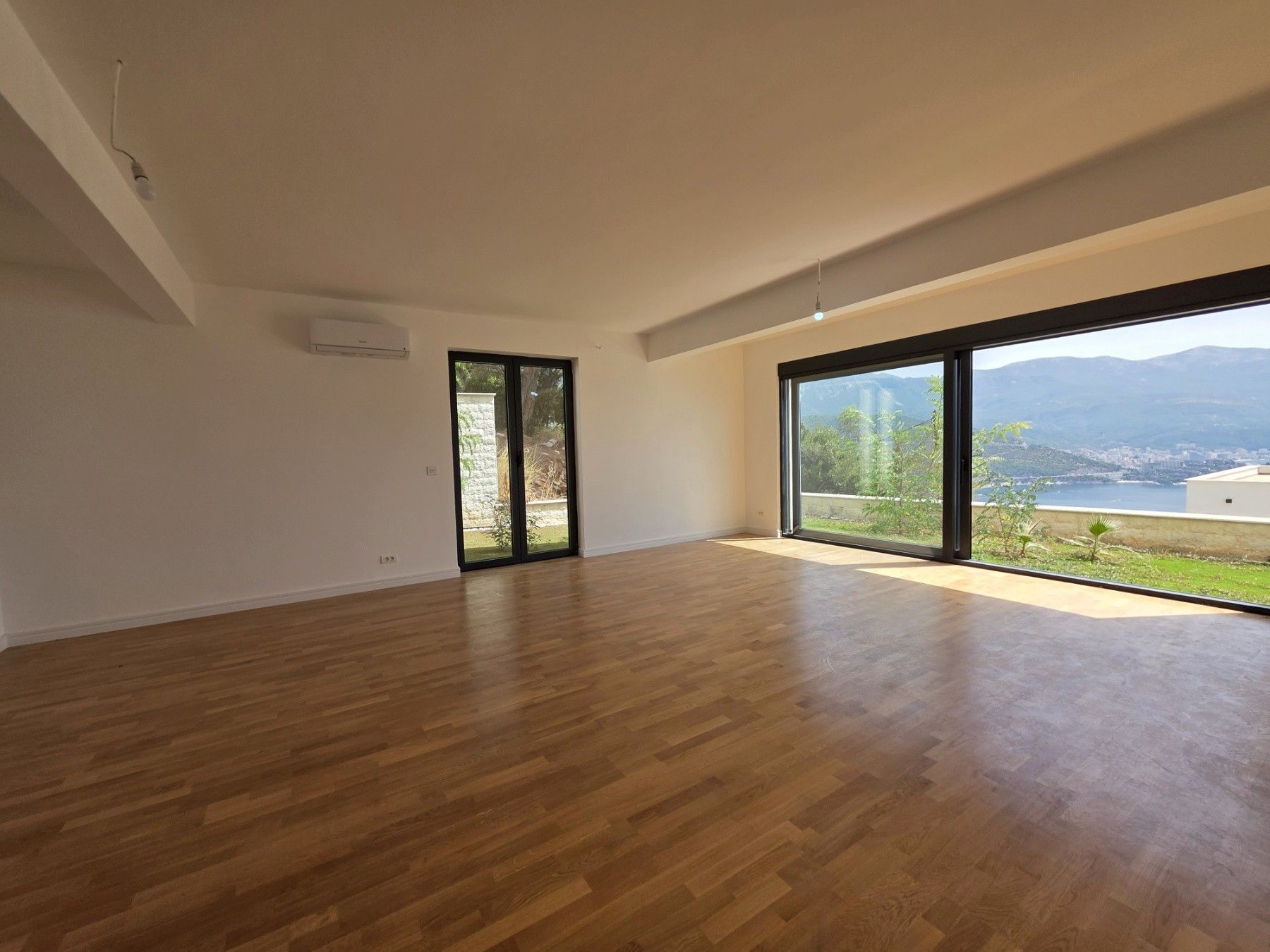 Luksuzna trospratna vila sa bazenom, panoramskim pogledom na more i Stari grad – 184 m², Komoševina, Budva - Amfora Real Estate