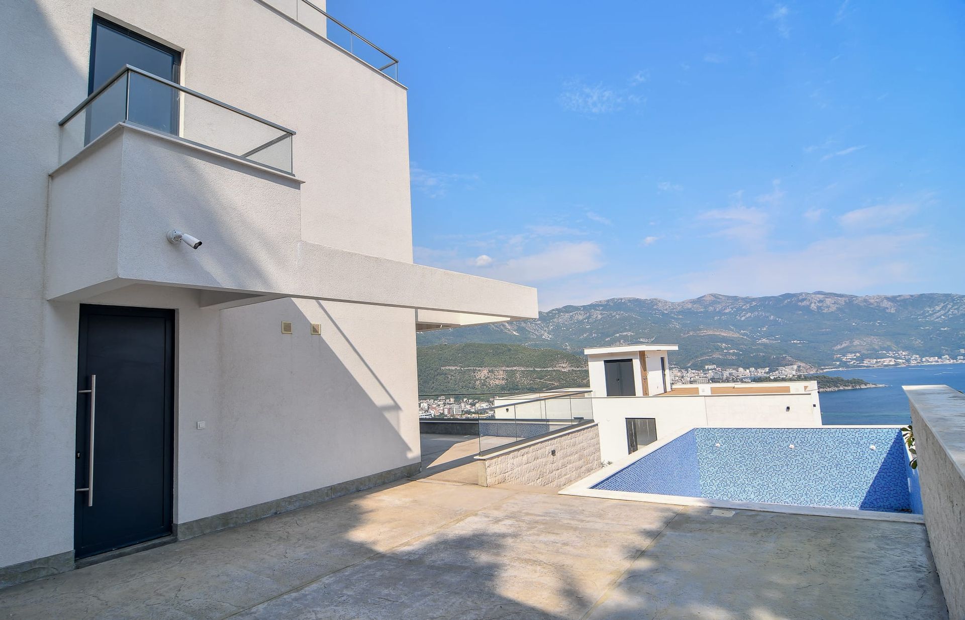 Luksuzna trospratna vila sa bazenom, panoramskim pogledom na more i Stari grad – 184 m², Komoševina, Budva - Amfora Real Estate