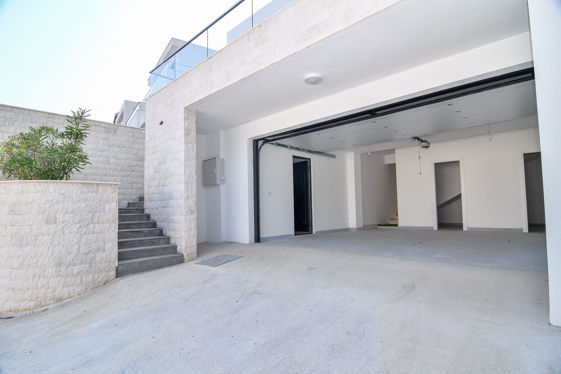 Luksuzna trospratna vila sa bazenom, panoramskim pogledom na more i Stari grad – 184 m², Komoševina, Budva - Amfora Real Estate