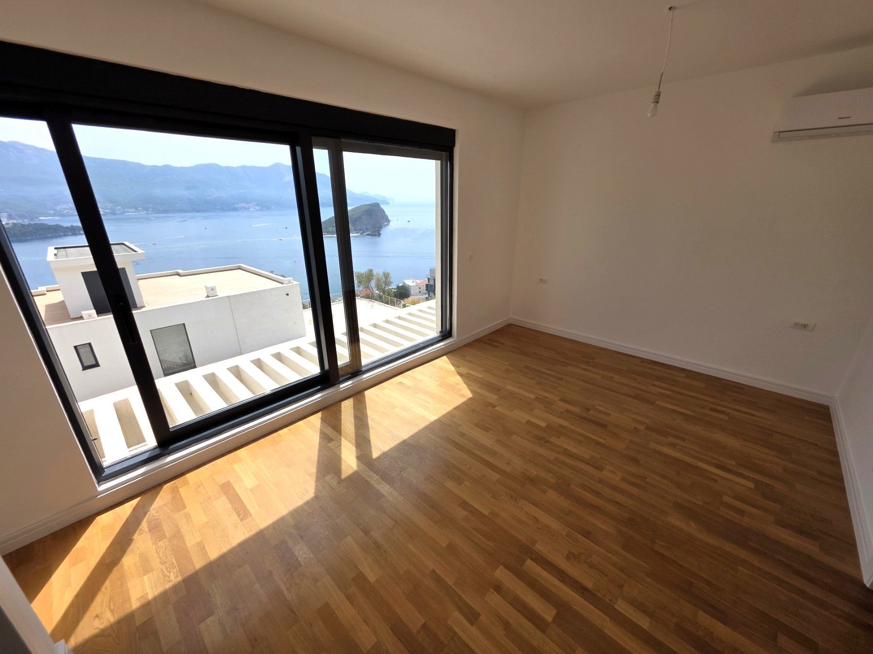 Luksuzna trospratna vila sa bazenom, panoramskim pogledom na more i Stari grad – 184 m², Komoševina, Budva - Amfora Real Estate
