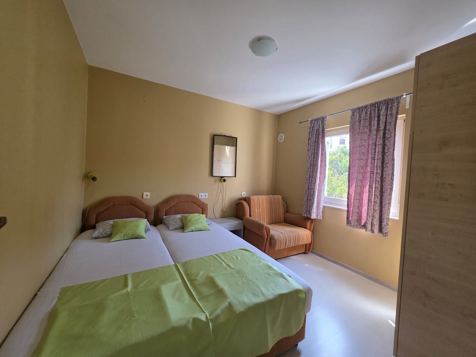 Na prodaju apartmanska vila površine 800 m² na placu od 520 m² sa 12 apartmana, bazenom i pogledom na more – Krimovica, Kotor - Amfora Real Estate