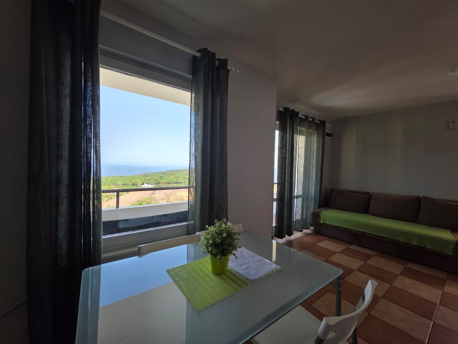 Na prodaju apartmanska vila površine 800 m² na placu od 520 m² sa 12 apartmana, bazenom i pogledom na more – Krimovica, Kotor - Amfora Real Estate