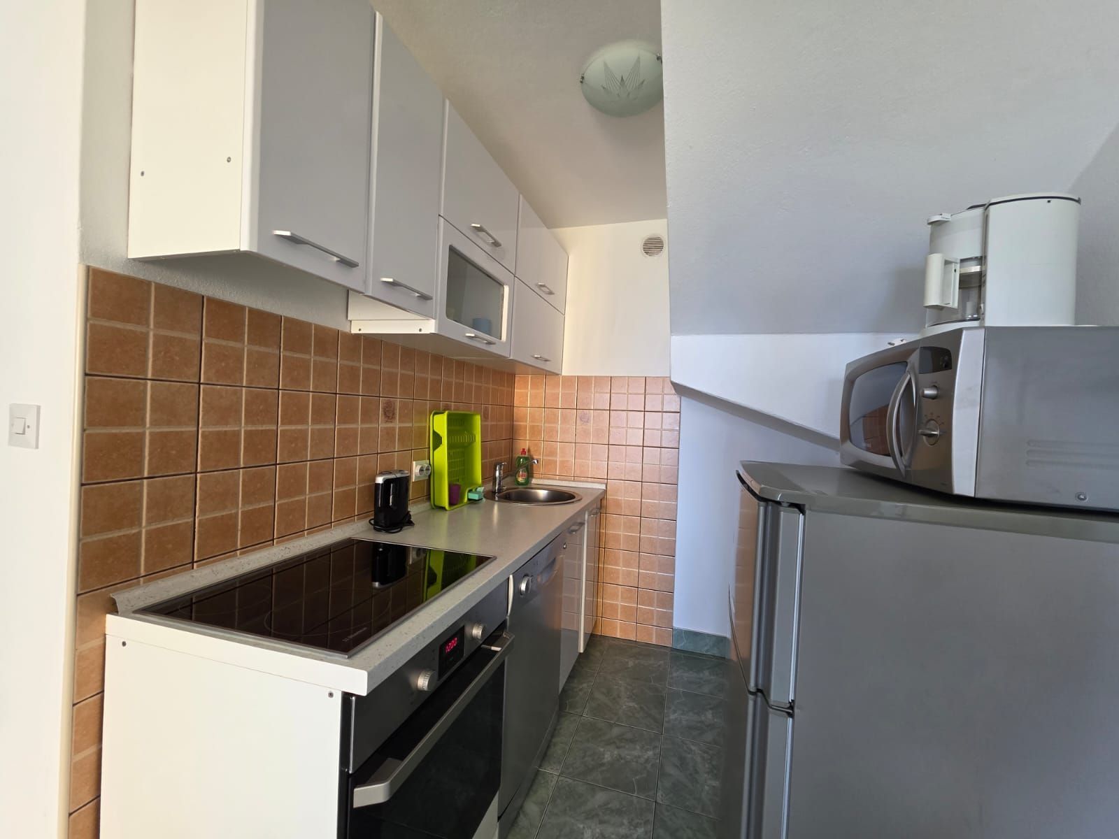 Na prodaju apartmanska vila površine 800 m² na placu od 520 m² sa 12 apartmana, bazenom i pogledom na more – Krimovica, Kotor - Amfora Real Estate