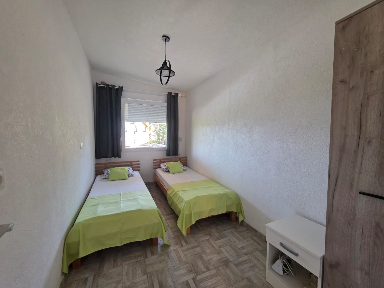 Na prodaju apartmanska vila površine 800 m² na placu od 520 m² sa 12 apartmana, bazenom i pogledom na more – Krimovica, Kotor - Amfora Real Estate