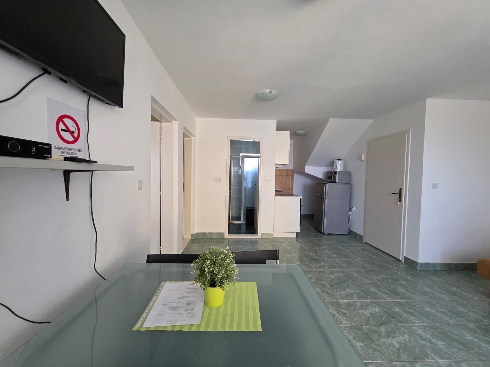 Na prodaju apartmanska vila površine 800 m² na placu od 520 m² sa 12 apartmana, bazenom i pogledom na more – Krimovica, Kotor - Amfora Real Estate