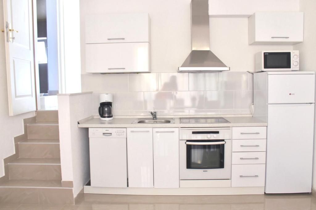 Na prodaju apartmanska vila površine 800 m² na placu od 520 m² sa 12 apartmana, bazenom i pogledom na more – Krimovica, Kotor - Amfora Real Estate