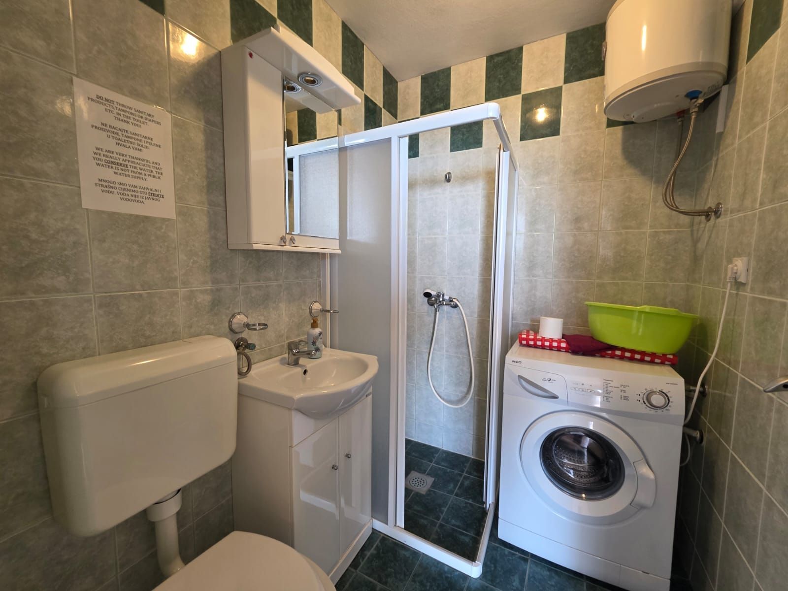 Na prodaju apartmanska vila površine 800 m² na placu od 520 m² sa 12 apartmana, bazenom i pogledom na more – Krimovica, Kotor - Amfora Real Estate