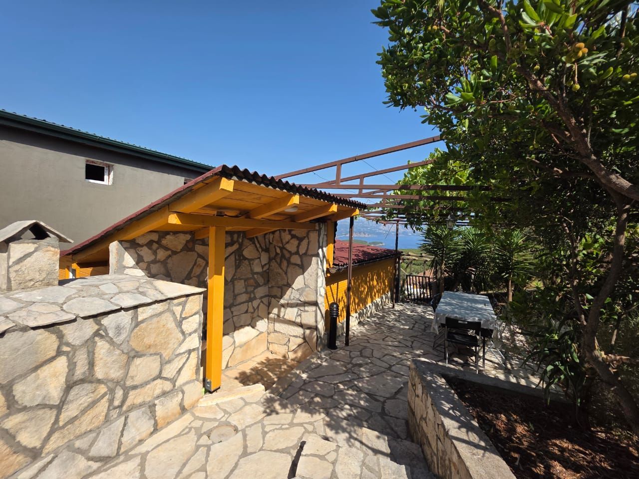 Na prodaju apartmanska vila površine 800 m² na placu od 520 m² sa 12 apartmana, bazenom i pogledom na more – Krimovica, Kotor - Amfora Real Estate