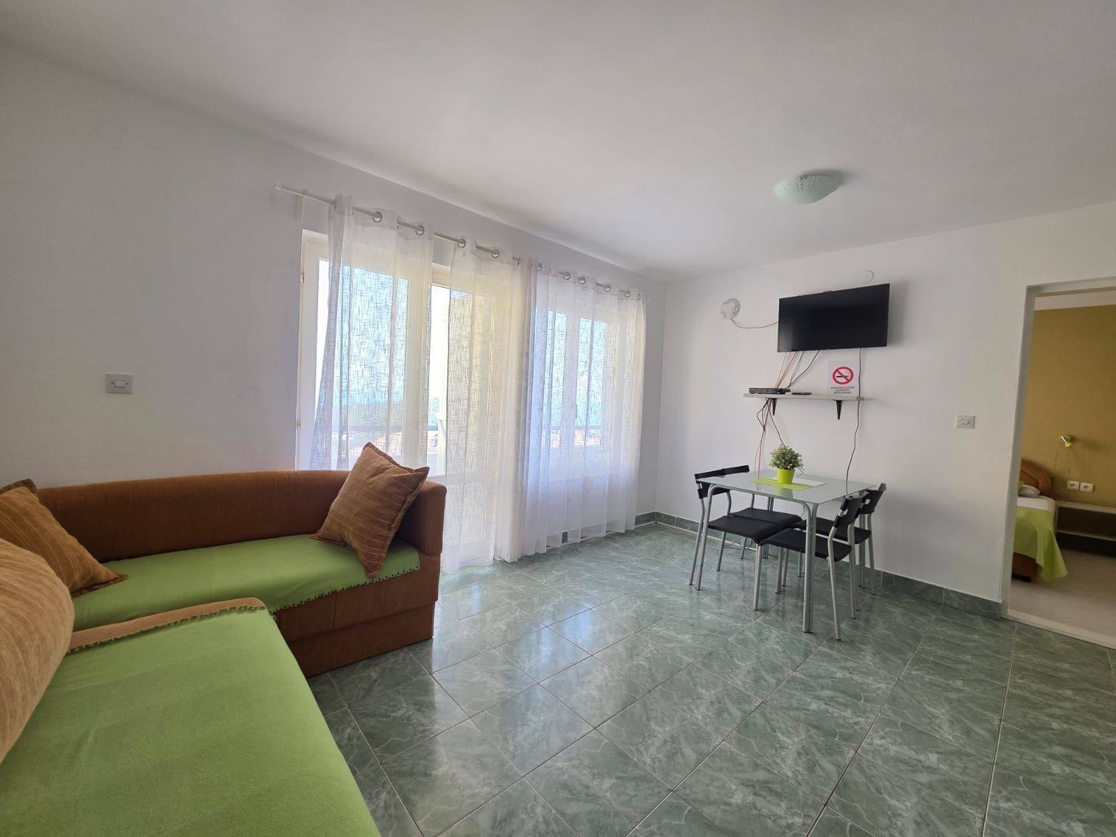 Na prodaju apartmanska vila površine 800 m² na placu od 520 m² sa 12 apartmana, bazenom i pogledom na more – Krimovica, Kotor - Amfora Real Estate