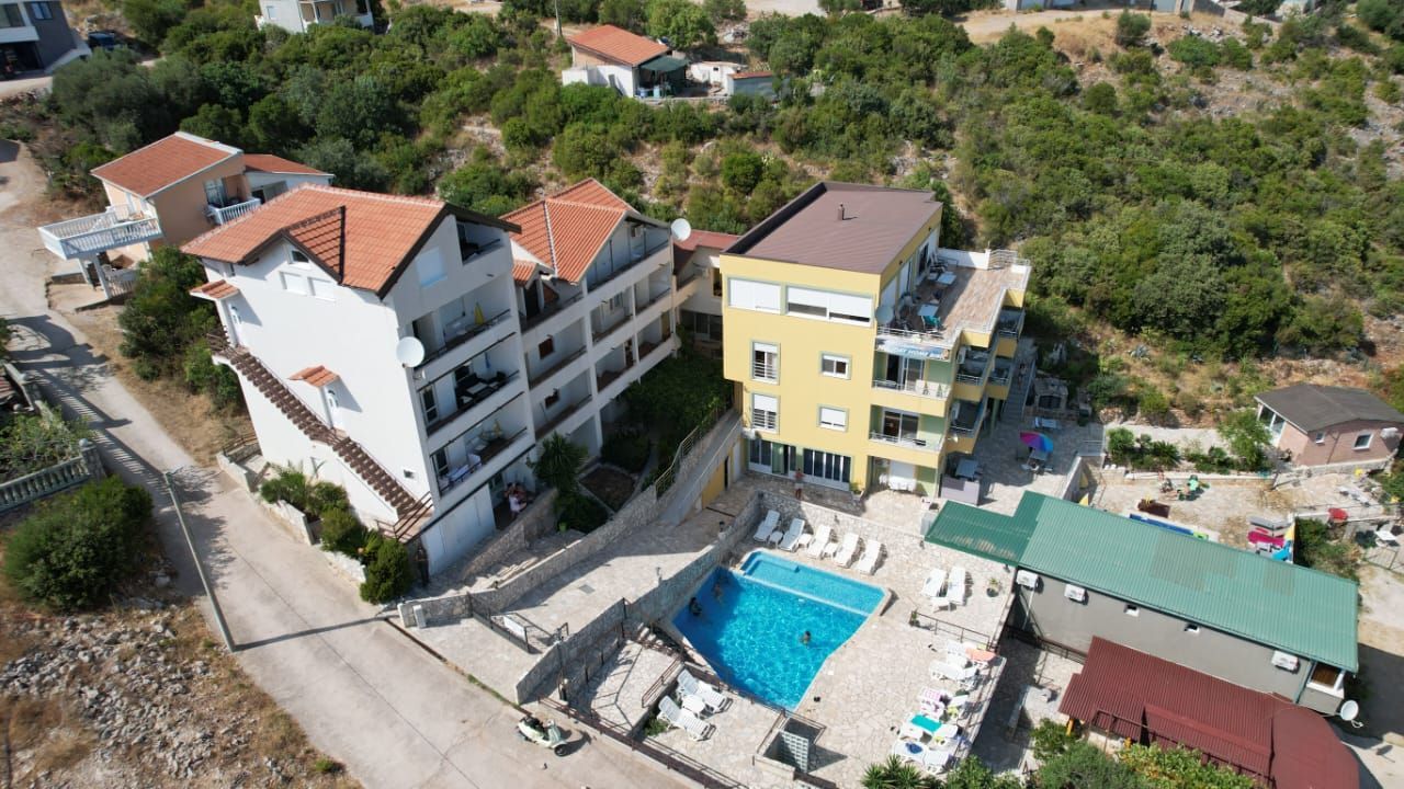 Na prodaju apartmanska vila površine 800 m² na placu od 520 m² sa 12 apartmana, bazenom i pogledom na more – Krimovica, Kotor - Amfora Real Estate