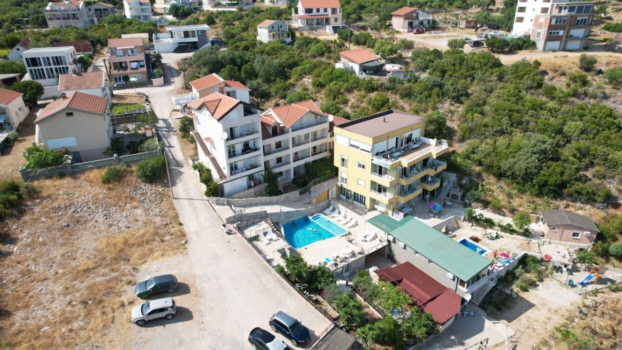 Na prodaju apartmanska vila površine 800 m² na placu od 520 m² sa 12 apartmana, bazenom i pogledom na more – Krimovica, Kotor - Amfora Real Estate