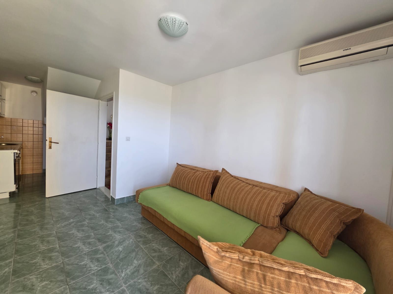 Na prodaju apartmanska vila površine 800 m² na placu od 520 m² sa 12 apartmana, bazenom i pogledom na more – Krimovica, Kotor - Amfora Real Estate