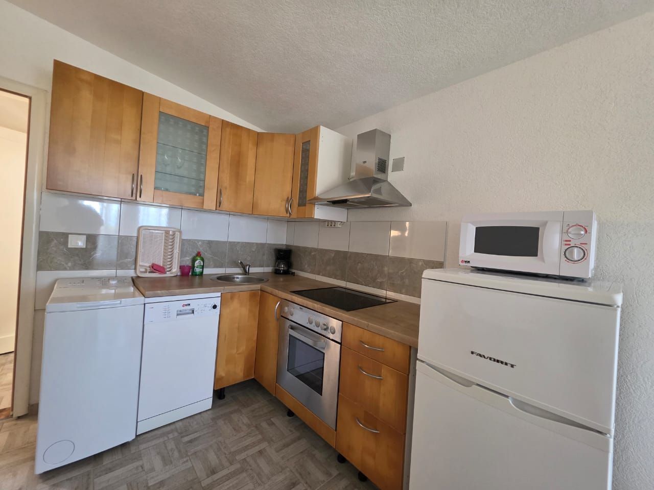 Na prodaju apartmanska vila površine 800 m² na placu od 520 m² sa 12 apartmana, bazenom i pogledom na more – Krimovica, Kotor - Amfora Real Estate