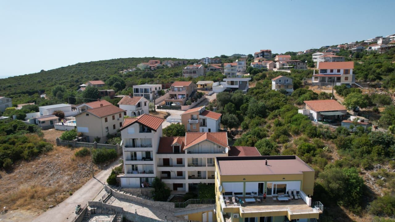 Na prodaju apartmanska vila površine 800 m² na placu od 520 m² sa 12 apartmana, bazenom i pogledom na more – Krimovica, Kotor - Amfora Real Estate