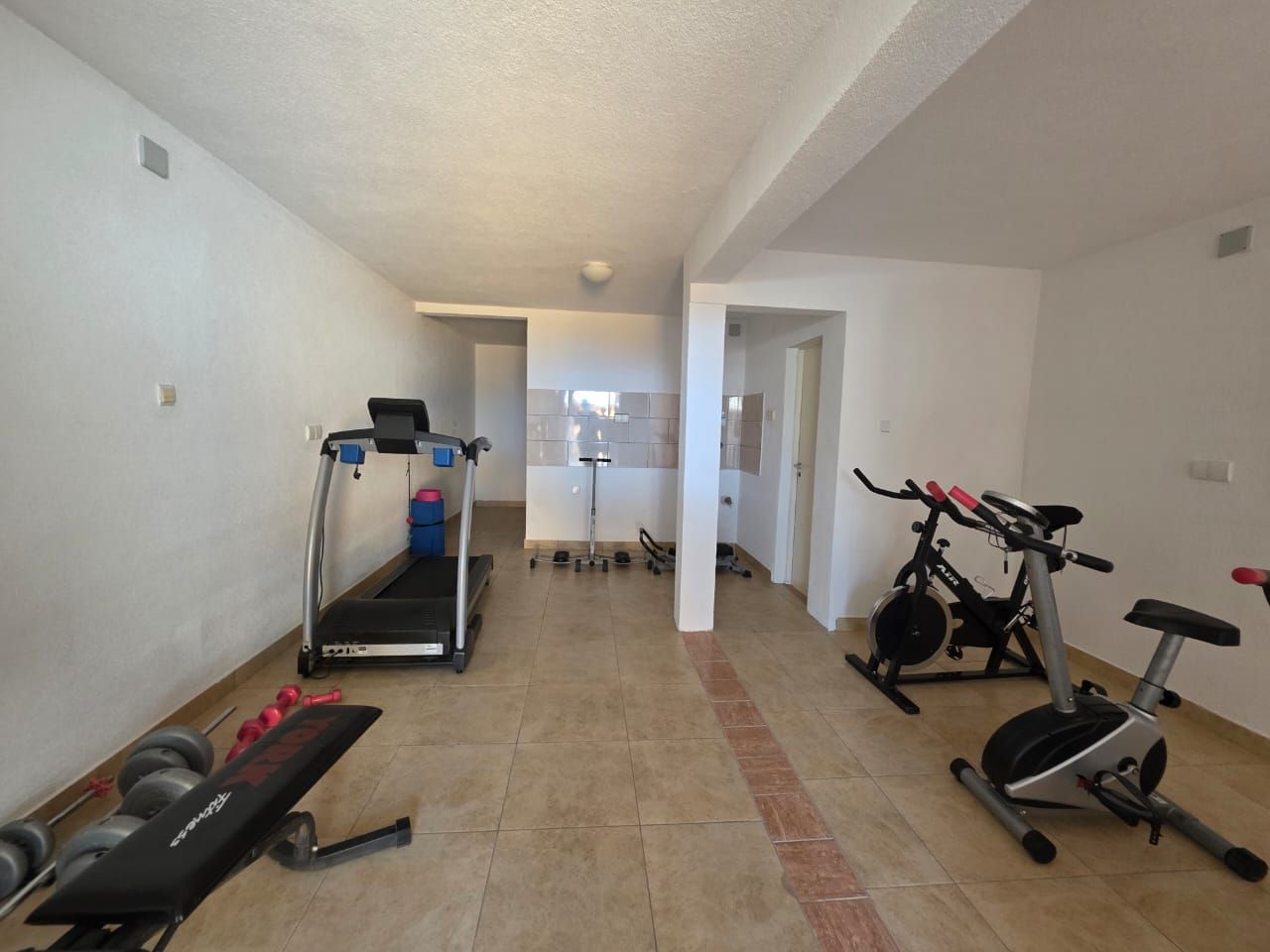 Na prodaju apartmanska vila površine 800 m² na placu od 520 m² sa 12 apartmana, bazenom i pogledom na more – Krimovica, Kotor - Amfora Real Estate