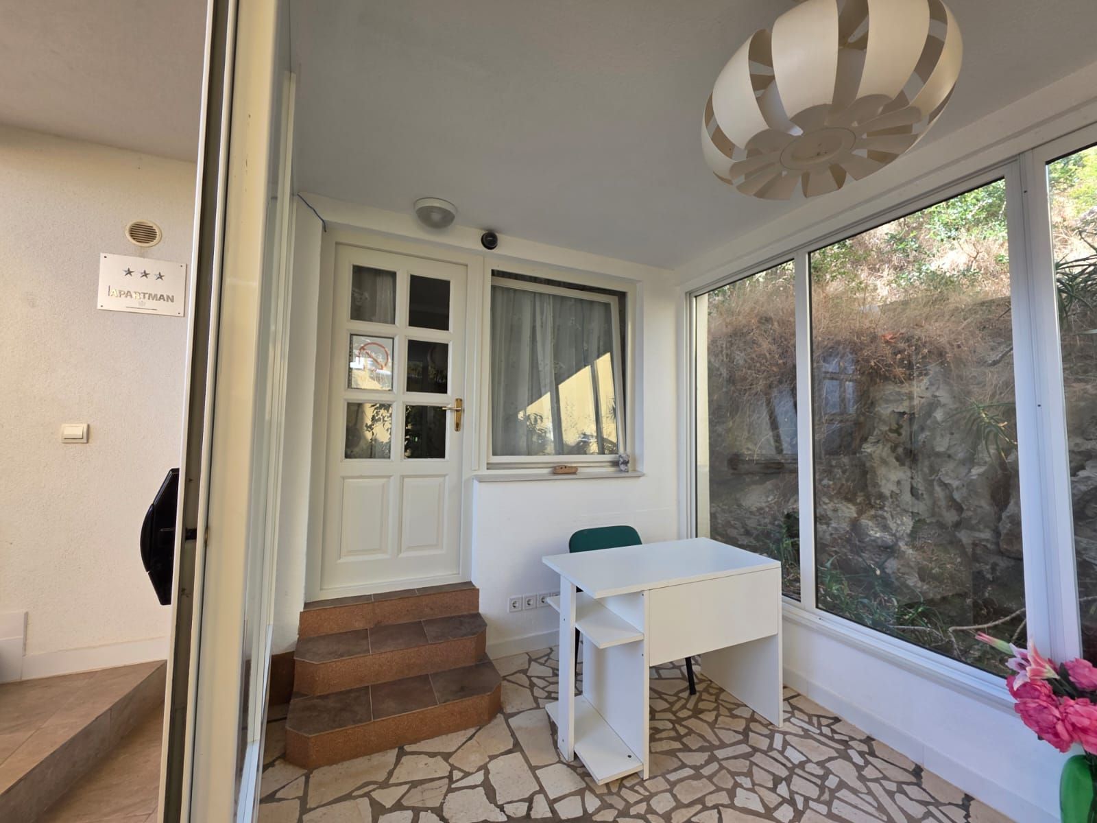 Na prodaju apartmanska vila površine 800 m² na placu od 520 m² sa 12 apartmana, bazenom i pogledom na more – Krimovica, Kotor - Amfora Real Estate