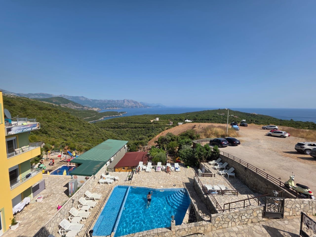 Na prodaju apartmanska vila površine 800 m² na placu od 520 m² sa 12 apartmana, bazenom i pogledom na more – Krimovica, Kotor - Amfora Real Estate