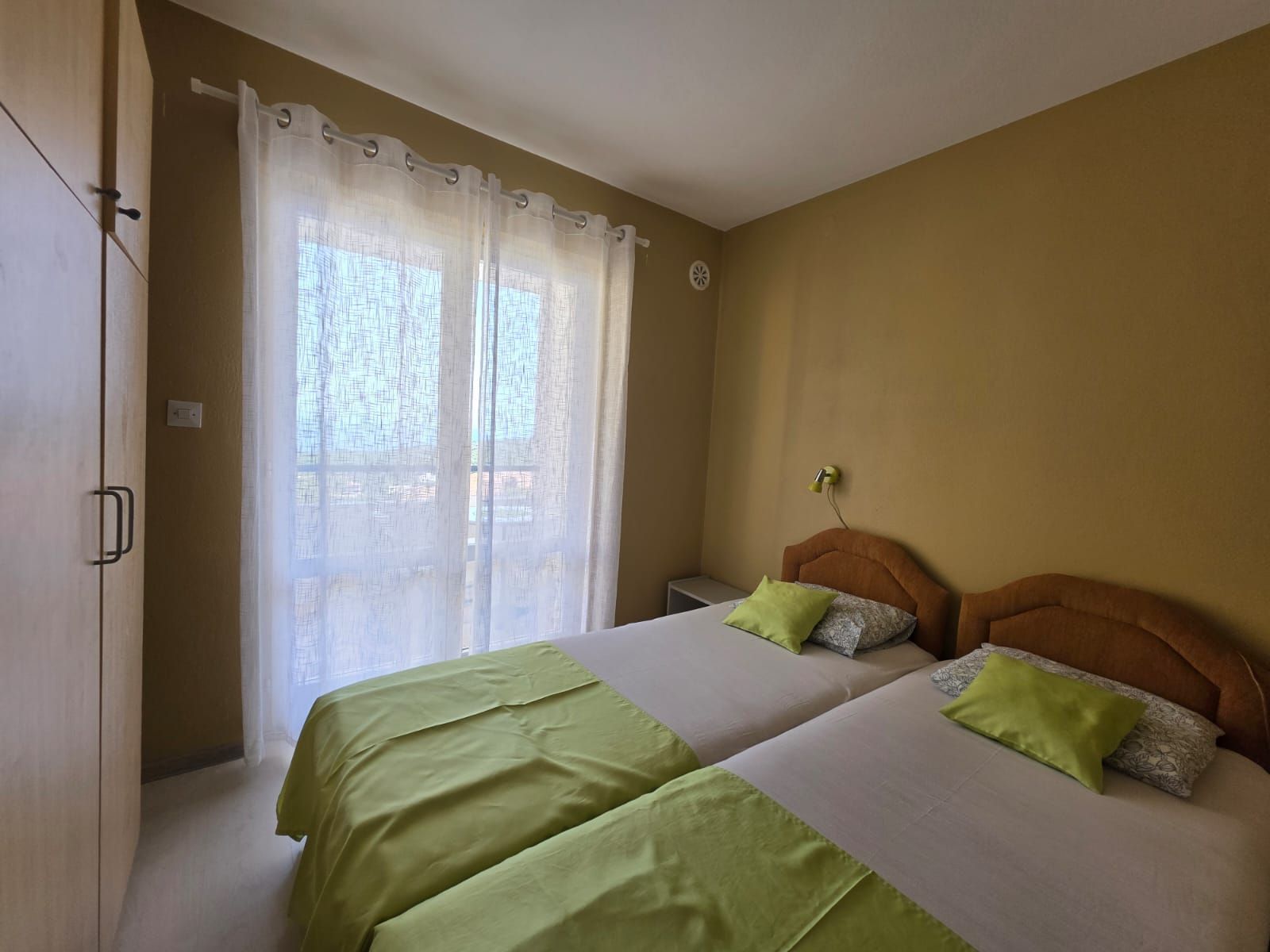 Na prodaju apartmanska vila površine 800 m² na placu od 520 m² sa 12 apartmana, bazenom i pogledom na more – Krimovica, Kotor - Amfora Real Estate