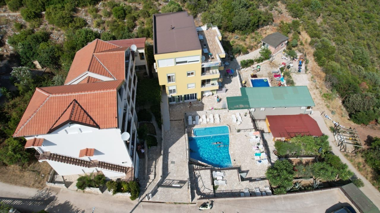 Na prodaju apartmanska vila površine 800 m² na placu od 520 m² sa 12 apartmana, bazenom i pogledom na more – Krimovica, Kotor - Amfora Real Estate