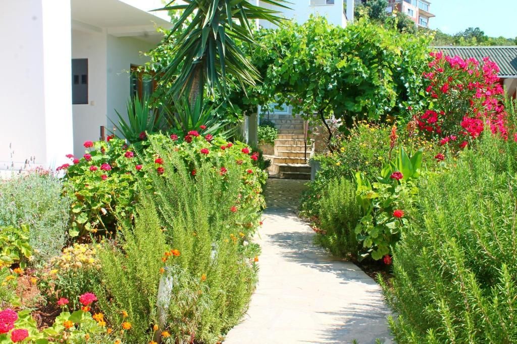 Na prodaju apartmanska vila površine 800 m² na placu od 520 m² sa 12 apartmana, bazenom i pogledom na more – Krimovica, Kotor - Amfora Real Estate