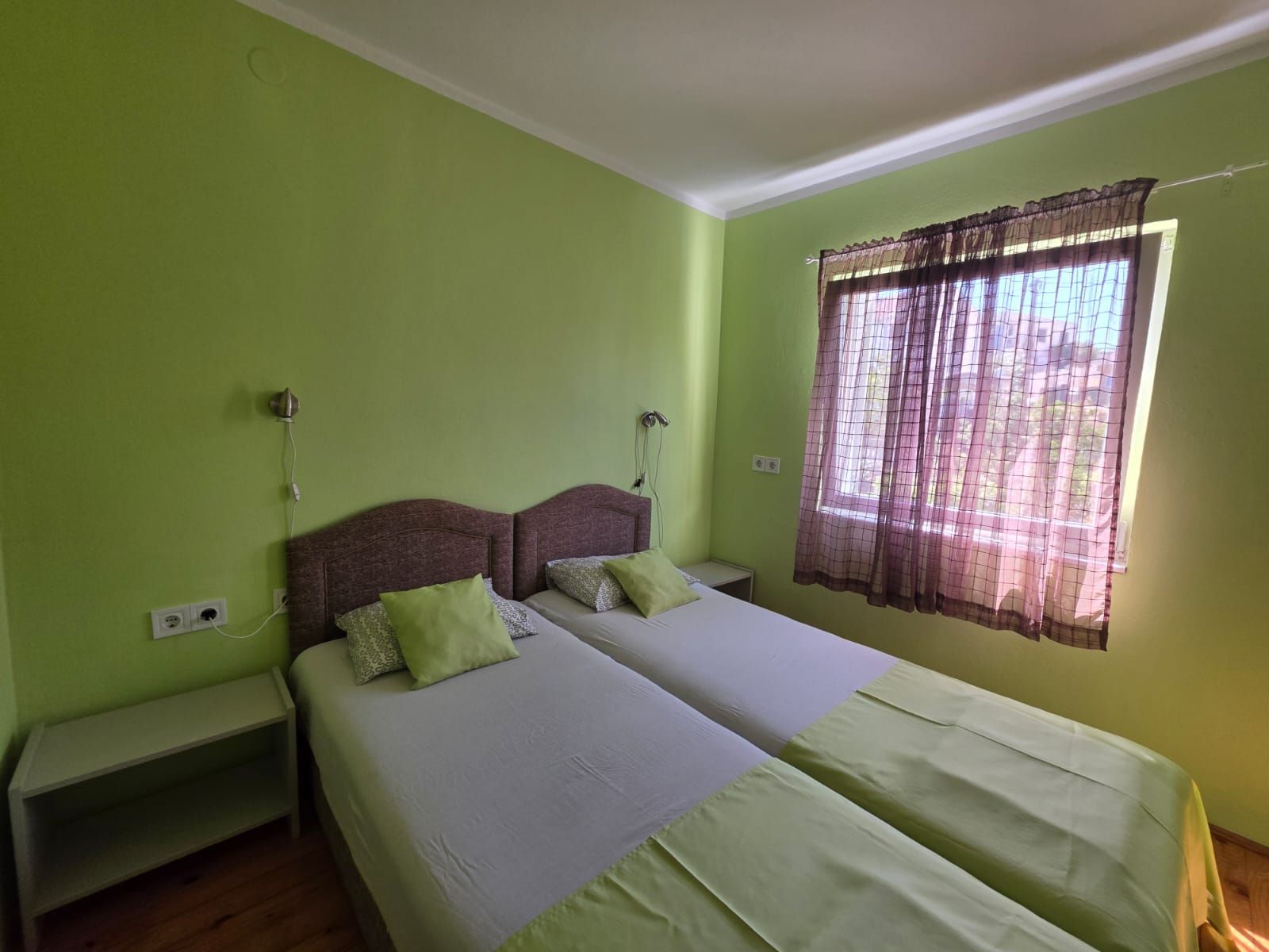 Na prodaju apartmanska vila površine 800 m² na placu od 520 m² sa 12 apartmana, bazenom i pogledom na more – Krimovica, Kotor - Amfora Real Estate