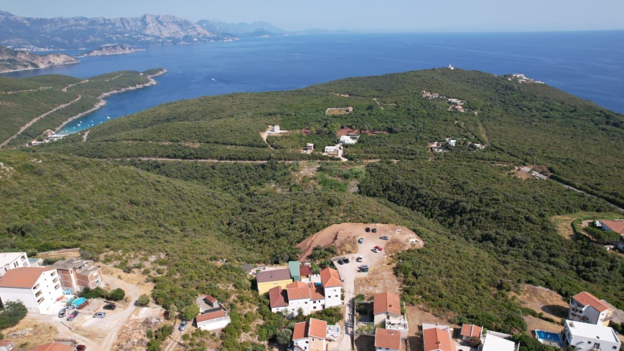 Na prodaju apartmanska vila površine 800 m² na placu od 520 m² sa 12 apartmana, bazenom i pogledom na more – Krimovica, Kotor - Amfora Real Estate