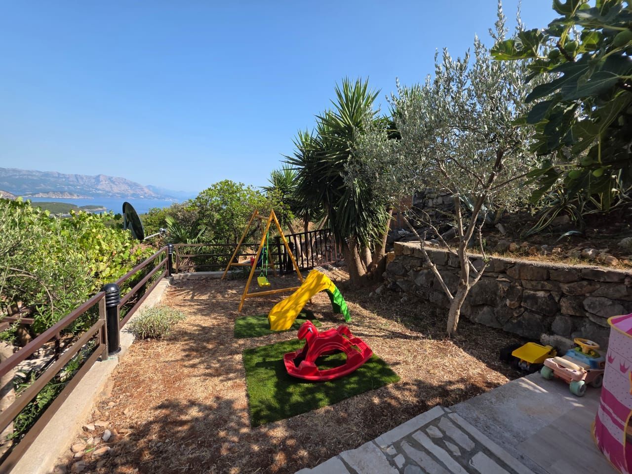 Na prodaju apartmanska vila površine 800 m² na placu od 520 m² sa 12 apartmana, bazenom i pogledom na more – Krimovica, Kotor - Amfora Real Estate