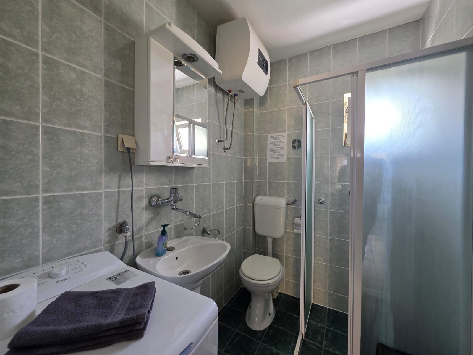 Na prodaju apartmanska vila površine 800 m² na placu od 520 m² sa 12 apartmana, bazenom i pogledom na more – Krimovica, Kotor - Amfora Real Estate