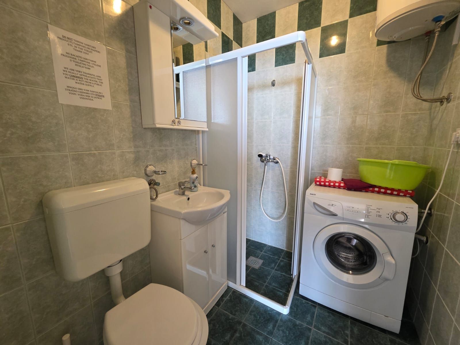 Na prodaju apartmanska vila površine 800 m² na placu od 520 m² sa 12 apartmana, bazenom i pogledom na more – Krimovica, Kotor - Amfora Real Estate